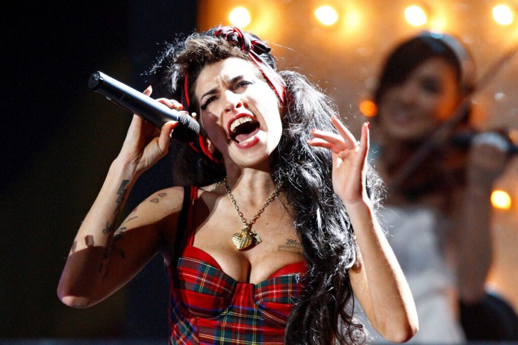 Penyanyi Amy Winehou