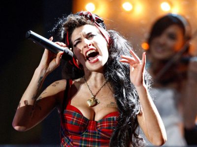 Penyanyi Amy Winehou