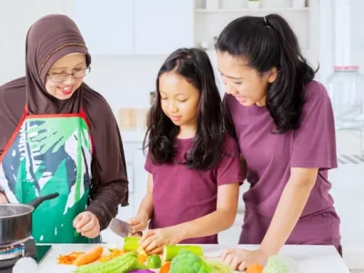 Cara Mengajari Anak Memasak Sesuai Usianya