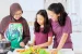 Cara Mengajari Anak Memasak Sesuai Usianya
