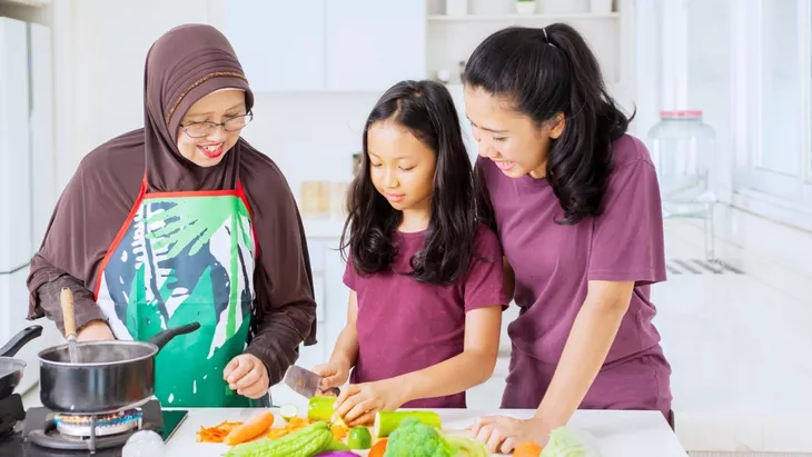 Cara Mengajari Anak Memasak Sesuai Usianya