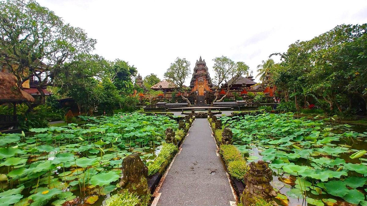 Ubud Water Palace Mempunyai Air Suci Dan Taman Teratai