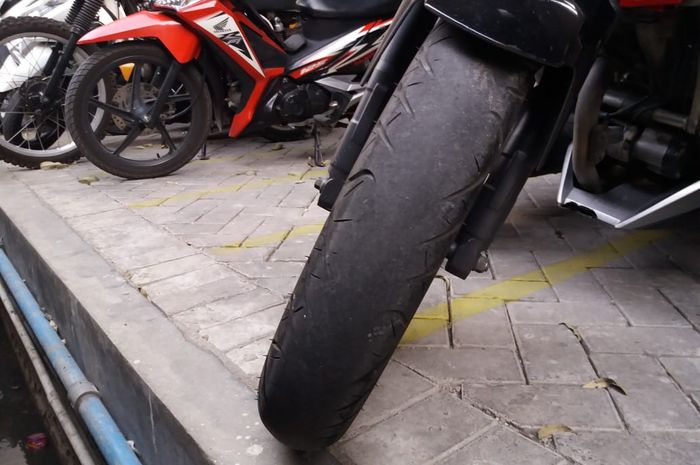 Merawat Sepeda Motor Terutama Pada Bagian Ban