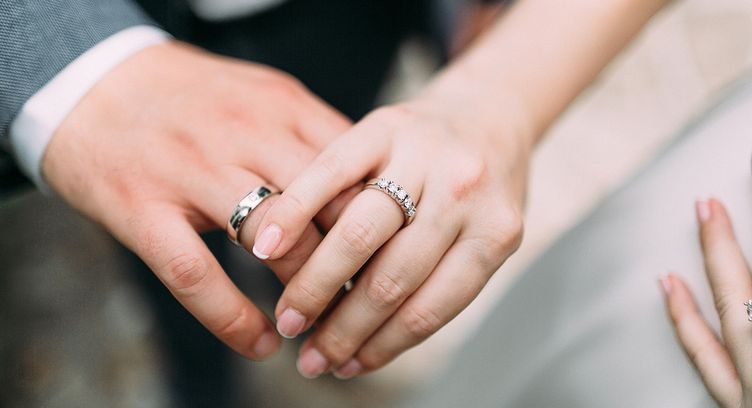 Sebuah Benda Cincin Nikah Melambangkan Suatu Hubungan