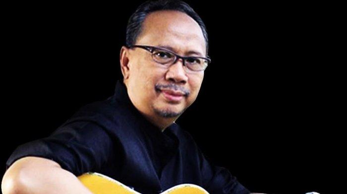 Penyanyi Terkenal Ebiet G Ade Dengan Lagu Terbaiknya