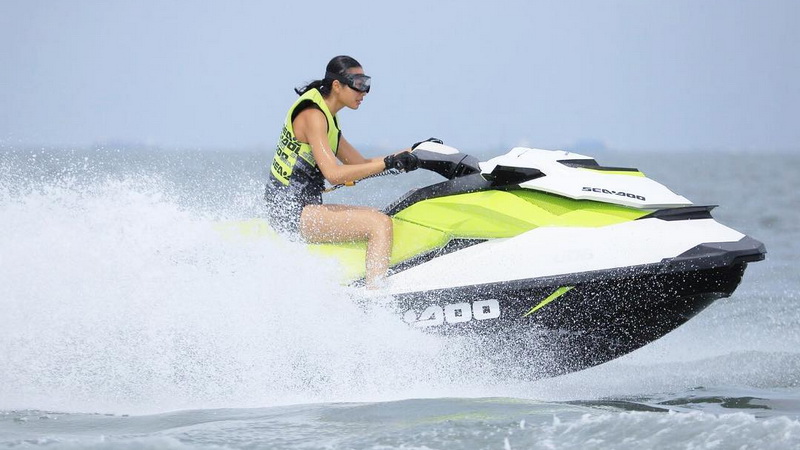 Sebuah Kendaraan Jetski Yang Biasa Di Atas Air