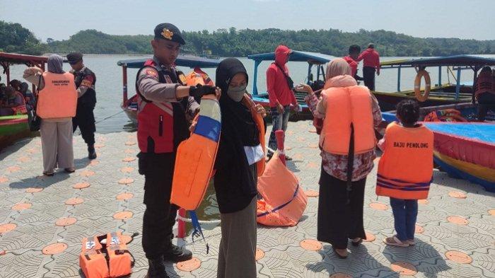 Penggunaan Keamanan Pelampung Sangat Berguna Saat Di Laut