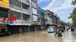 Banjir Melanda Medan Setelah Hujan Tak Kunjung Reda