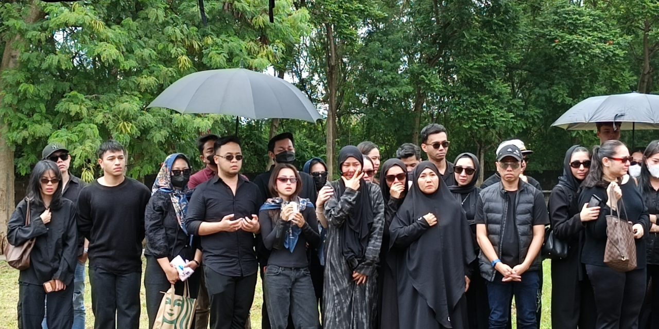 Suasana Haru Di Pemakaman Lula Lahfah, Di Padati Pelayat