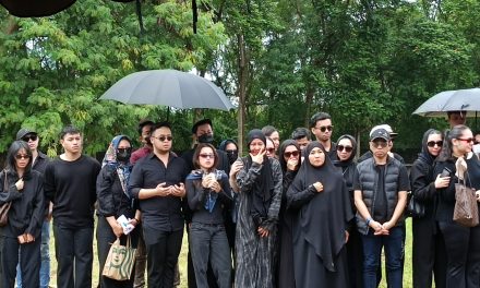 Suasana Haru Di Pemakaman Lula Lahfah, Di Padati Pelayat