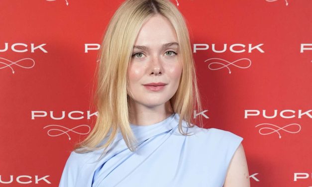 Elle Fanning Tampil Bak Putri Dongeng di Oscar 2026