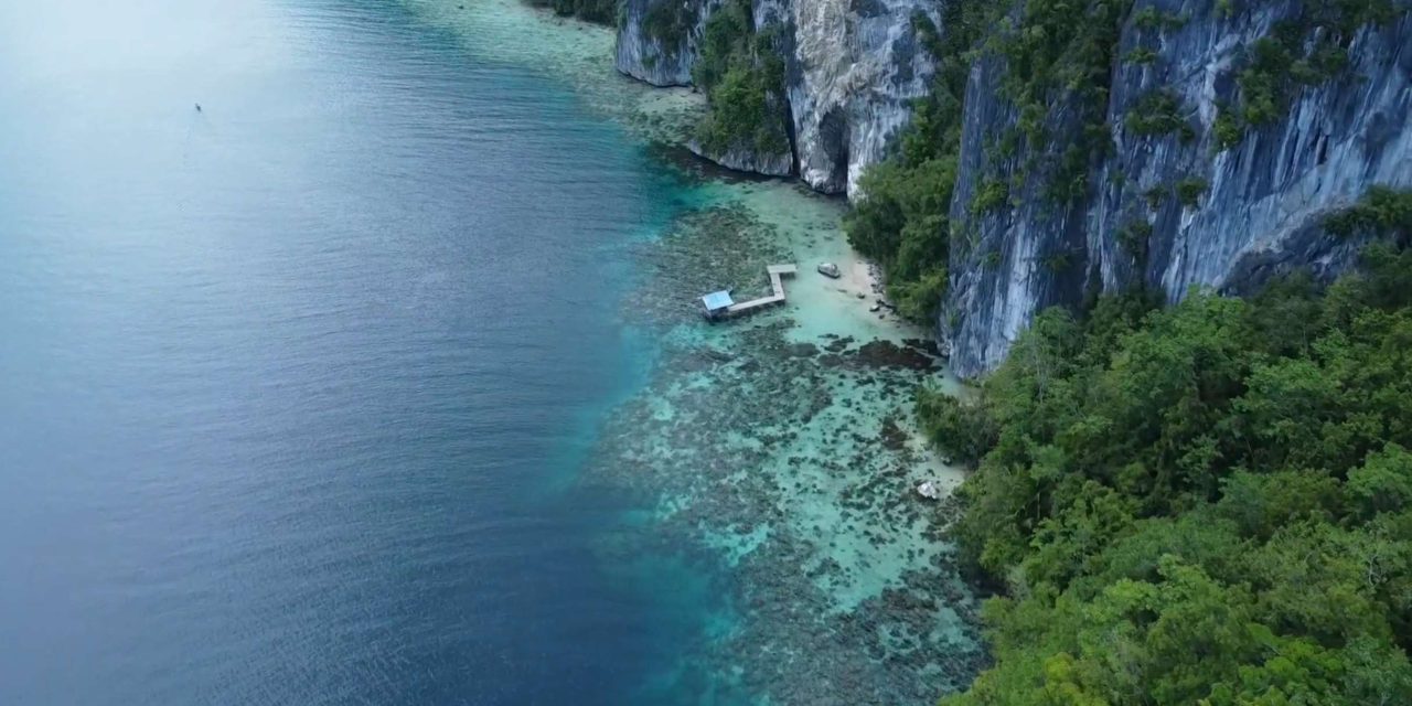Pesona Tebing Batu Hatupia Di Maluku Tengah