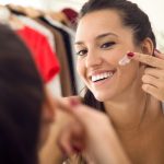 Benarkah Sunscreen Bisa Bikin Wajah Awet Muda? Ini Ulasannya