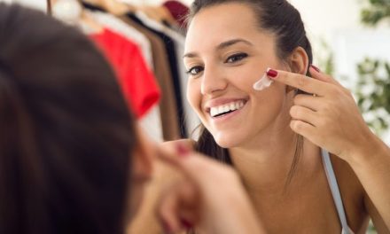 Benarkah Sunscreen Bisa Bikin Wajah Awet Muda? Ini Ulasannya