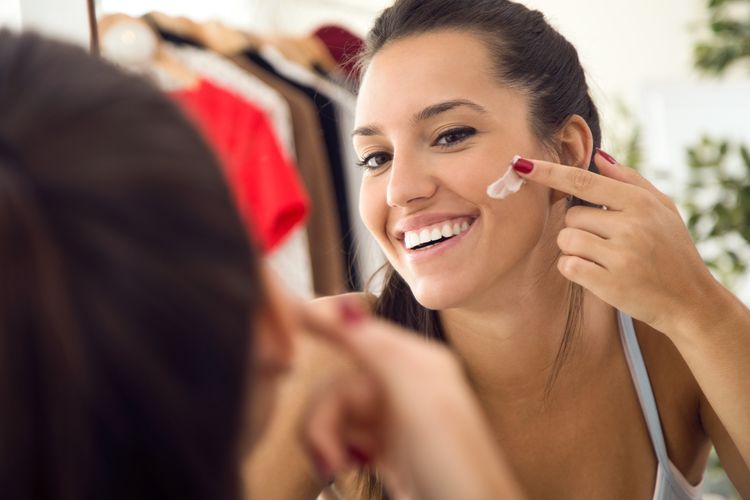 Benarkah Sunscreen Bisa Bikin Wajah Awet Muda? Ini Ulasannya