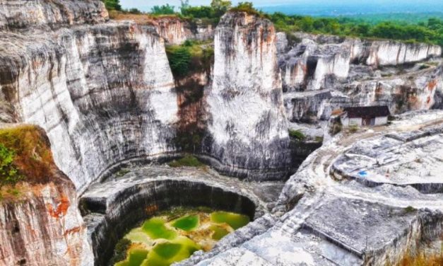 Keindahan Bukit Sekapuk Memiliki Bentuk Yang Mengesankan