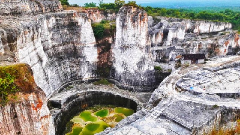 Keindahan Bukit Sekapuk Memiliki Bentuk Yang Mengesankan
