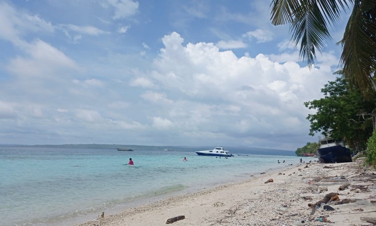 Pesona Pantai Lakeba