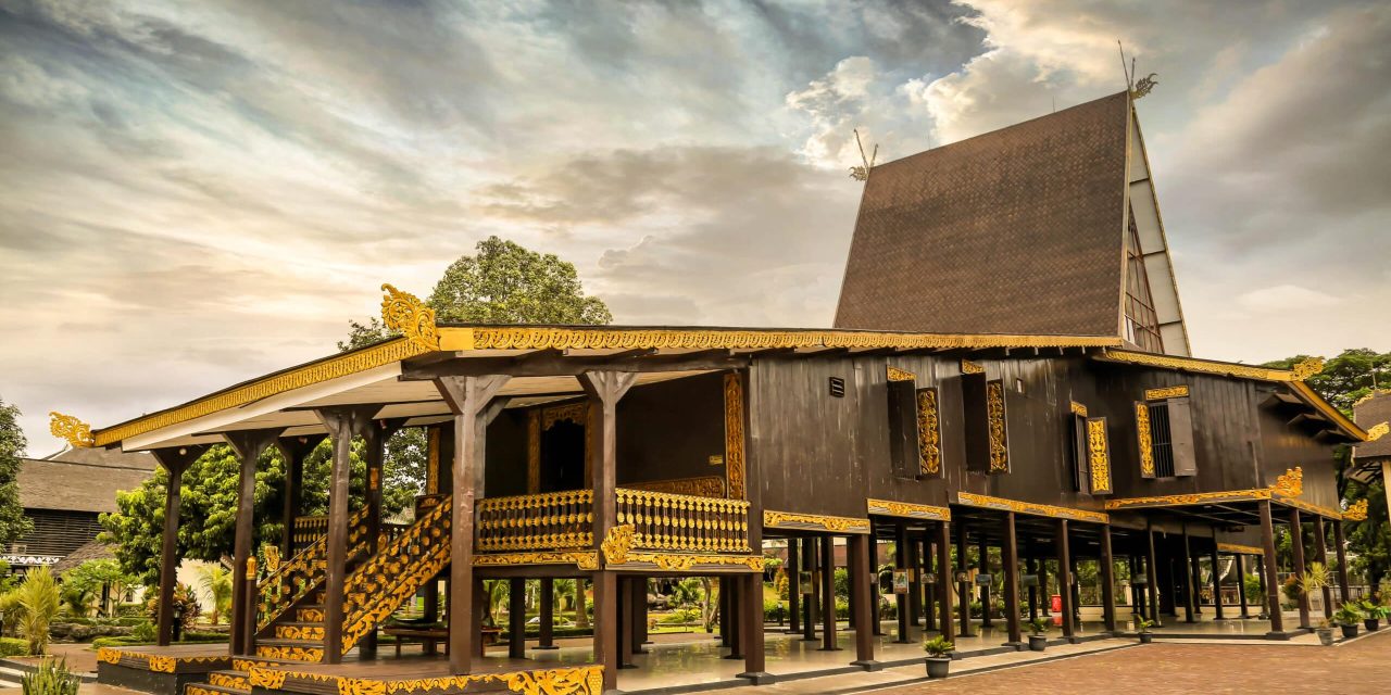 Rumah Bubungan Tinggi Simbol Arsitektur Tradisional Melayu