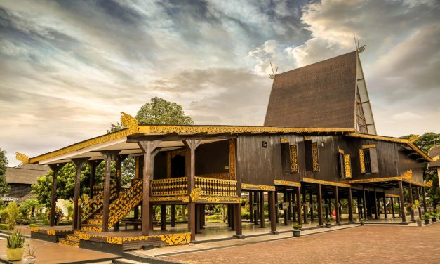 Rumah Bubungan Tinggi Simbol Arsitektur Tradisional Melayu