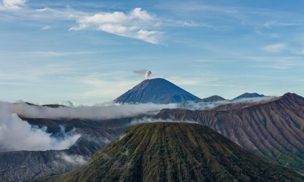 Gunung Mahameru Puncak Ketinggian dan Keagungan
