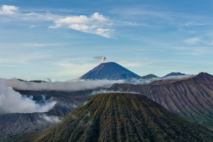 Gunung Mahameru Puncak Ketinggian dan Keagungan